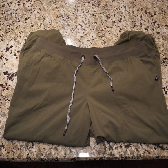 TORRID-  Happy Camper Capris -Size 2 (2X 18/20) - Picture 1 of 4